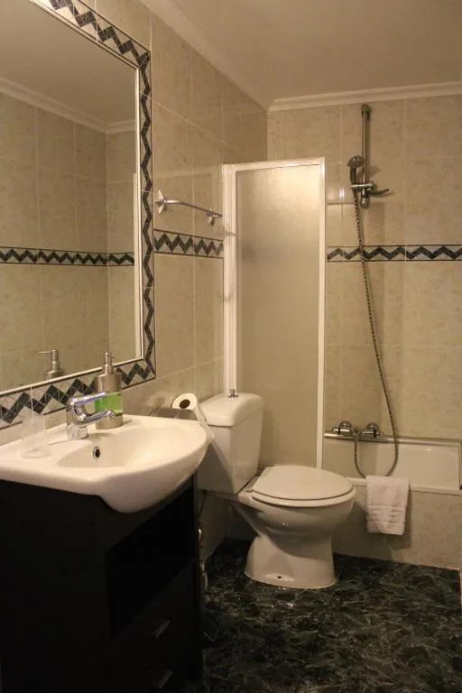 Habitación Triple — Hostal De La Torre Hostal Economico
