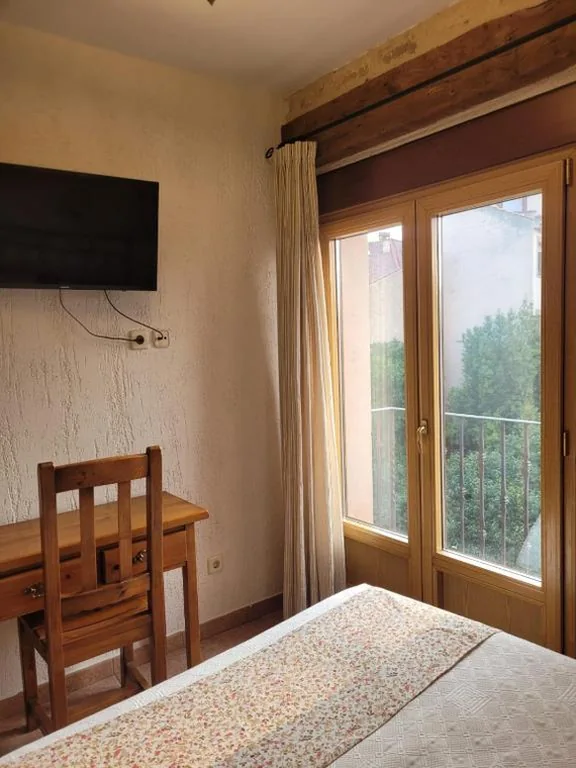 Habitación con cama grande — hostal Decerca Prádena