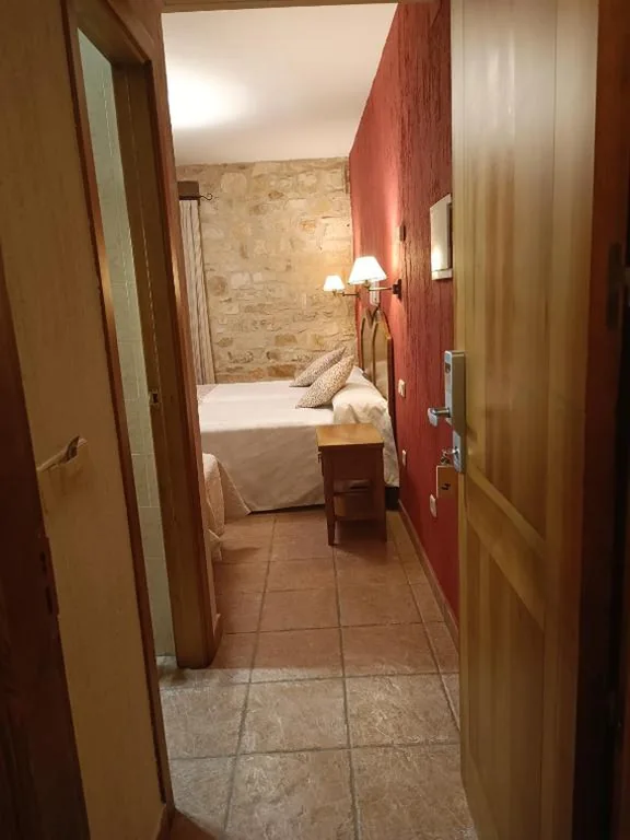 Habitación Triple Confort — hostal Decerca Prádena