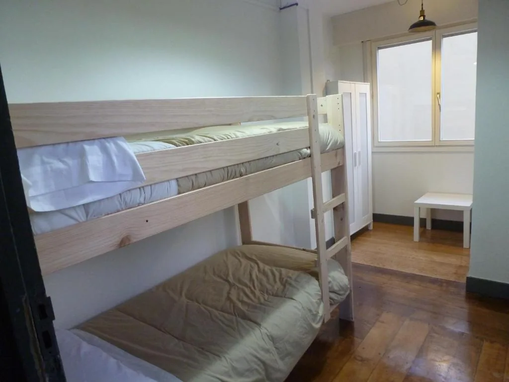 Habitación con vistas a la ciudad - 2 camas — Hostal del Arquitecto