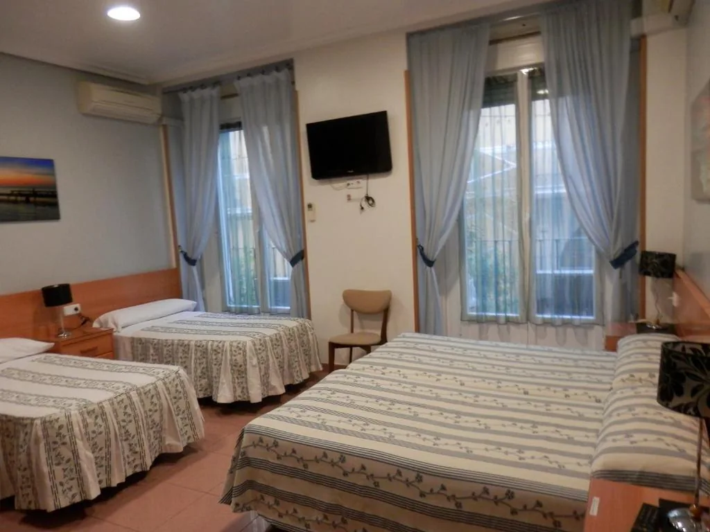 Chambre quadruple Confort — Hostal del Pez Azul