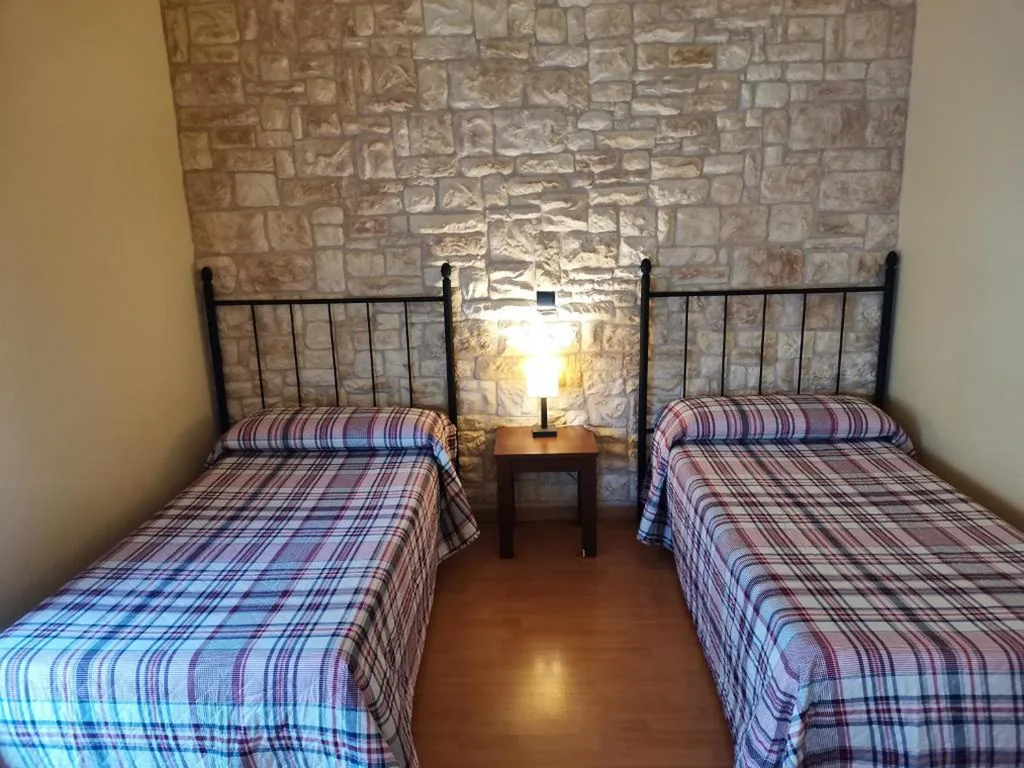 Doppelzimmer mit 2 Betten — Hostal del Senglar