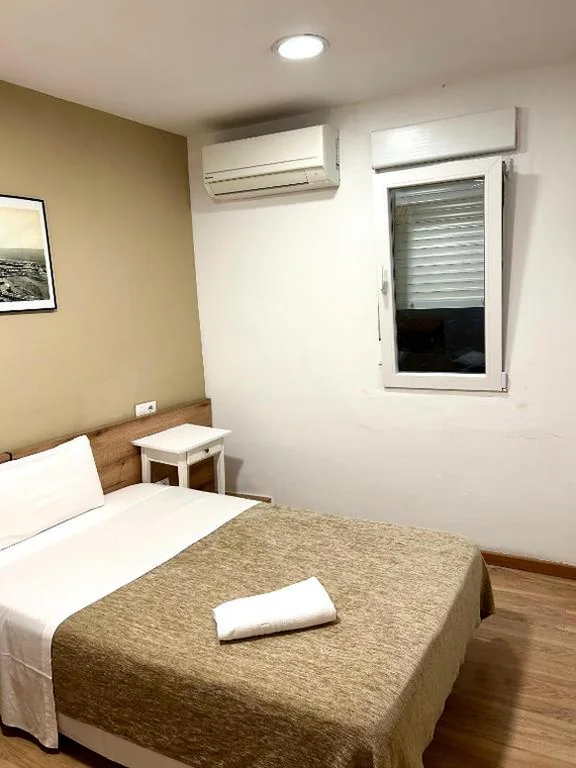 Einzelzimmer mit Gemeinschaftsbad — Hostal Delfos