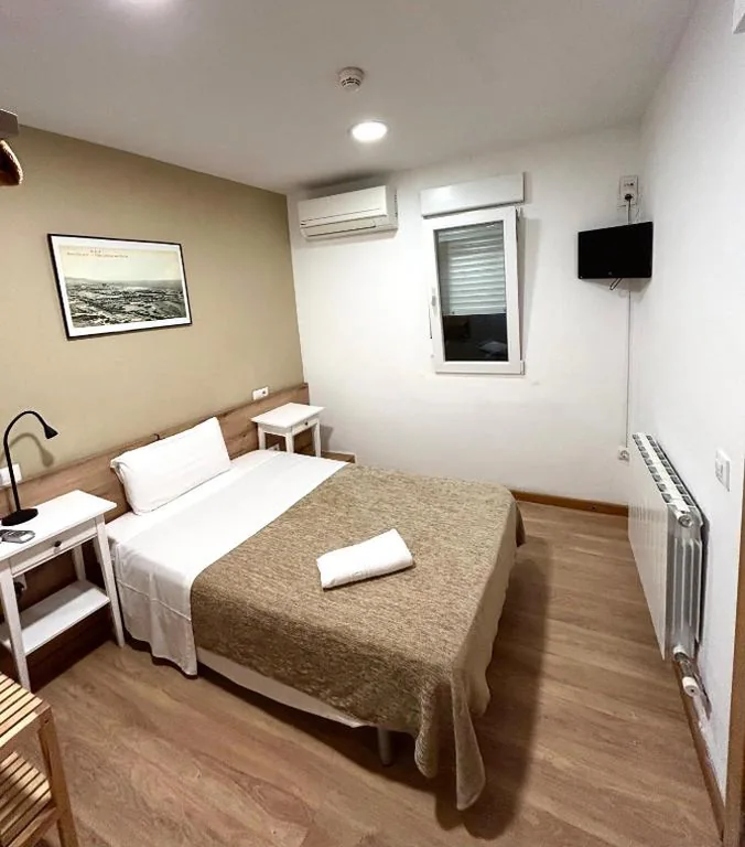 Einzelzimmer — Hostal Delfos