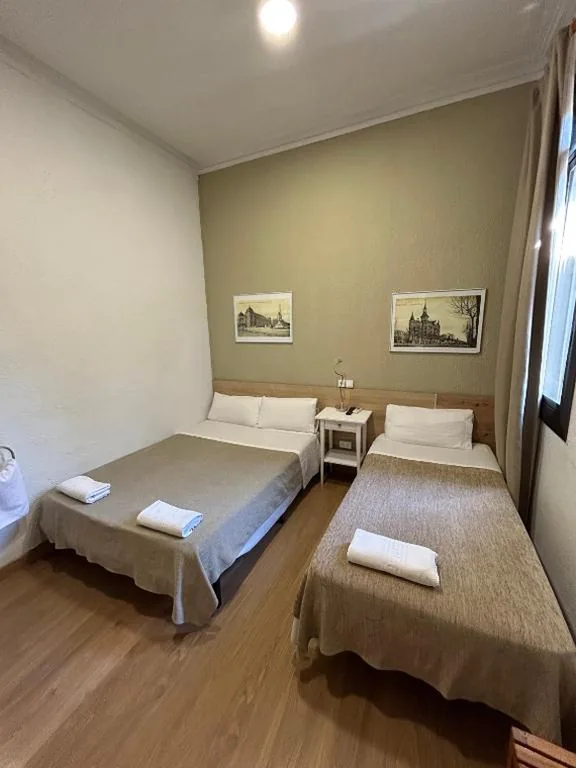 Einfaches Dreibettzimmer mit Gemeinschaftsbad — Hostal Delfos