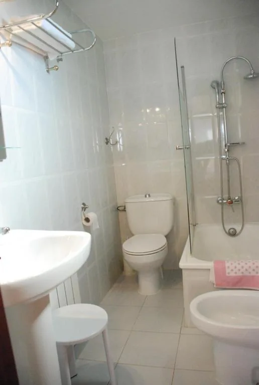 Eenpersoonskamer met badkamer — Hostal Delgado