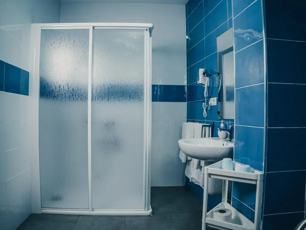 Quarto Individual adaptado para pessoas com mobilidade reduzida — Hostal Delia