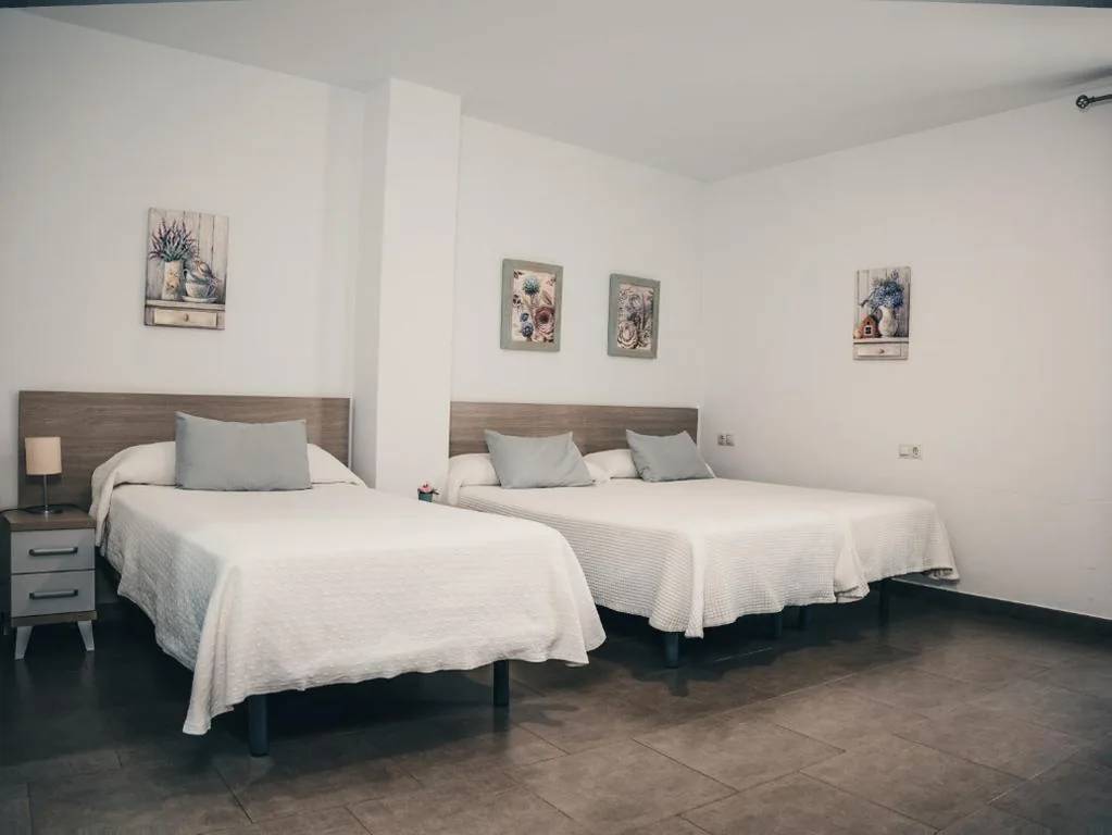 Quarto Triplo com casa de banho privativa — Hostal Delia