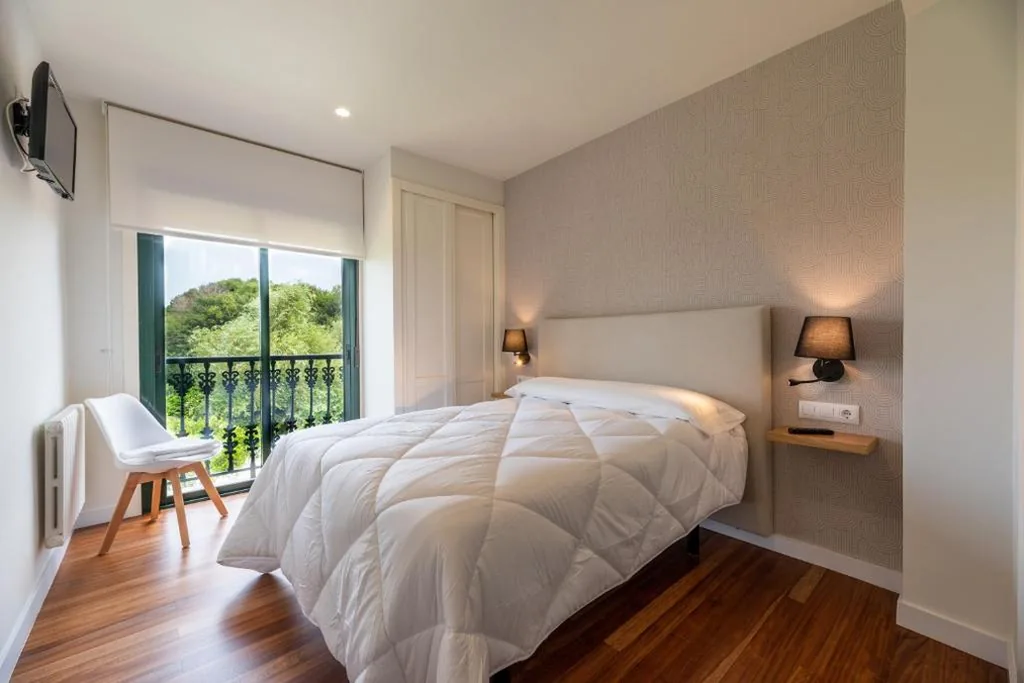 Tweepersoonskamer - 1 of 2 bedden — Hostal Devesas