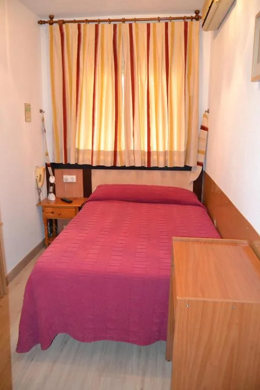 带共用浴室的单人间 — Hostal Don Juan I