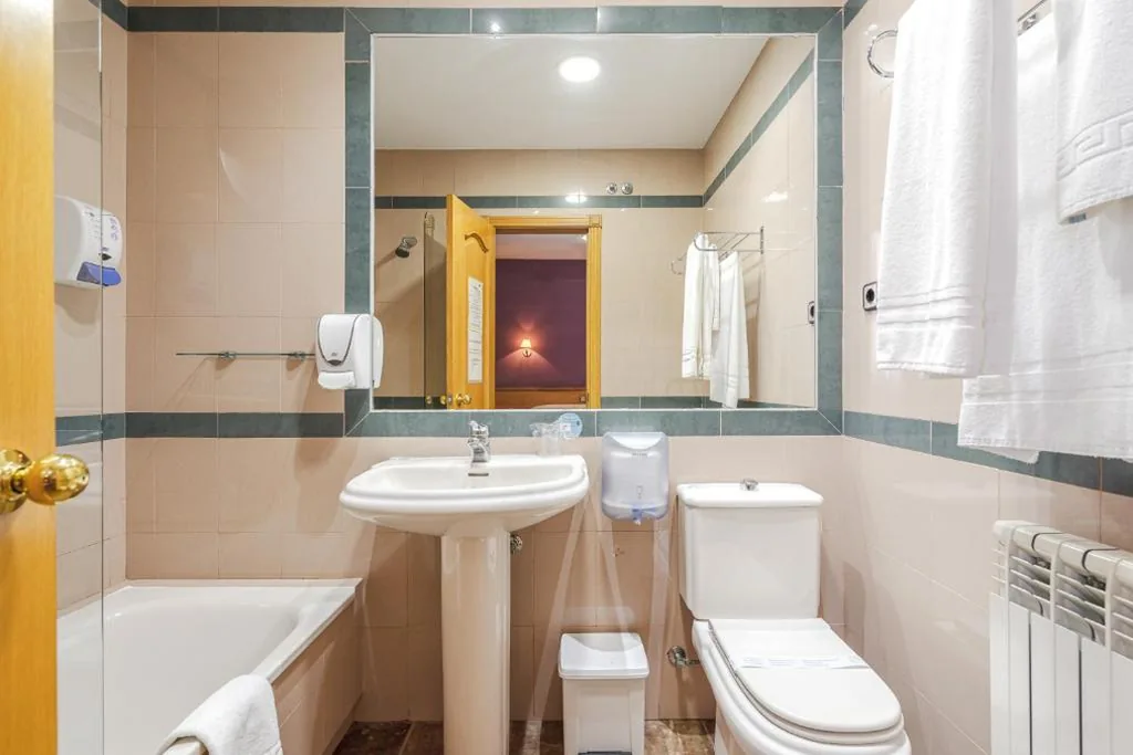 Camera doppia con bagno privato — Hostal Don Juan Meco