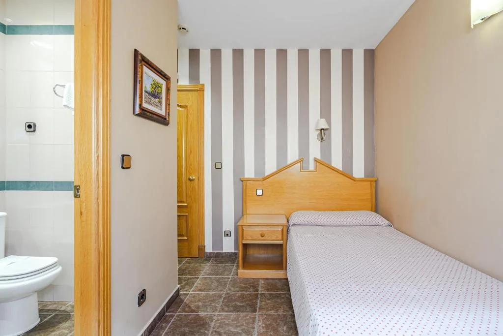 Camera singola con bagno privato — Hostal Don Juan Meco