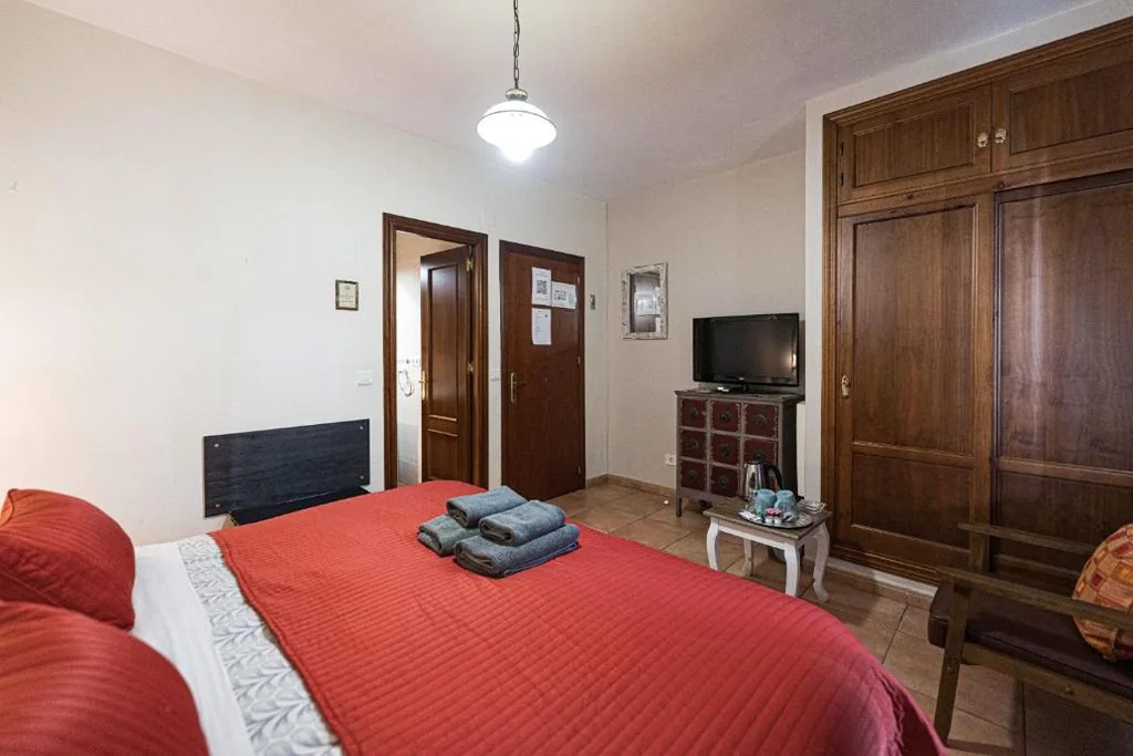 Habitación Doble con baño privado - 1 o 2 camas — Hostal Don Peque