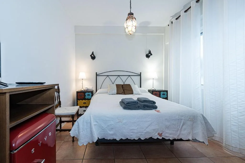 Habitación Doble con baño privado — Hostal Don Peque