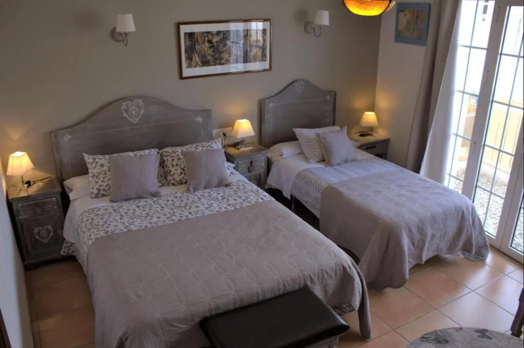 Habitación Triple con baño privado — Hostal Don Peque