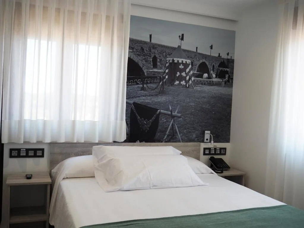 Habitación Individual con baño privado — Hostal Don Suero de Quiñones