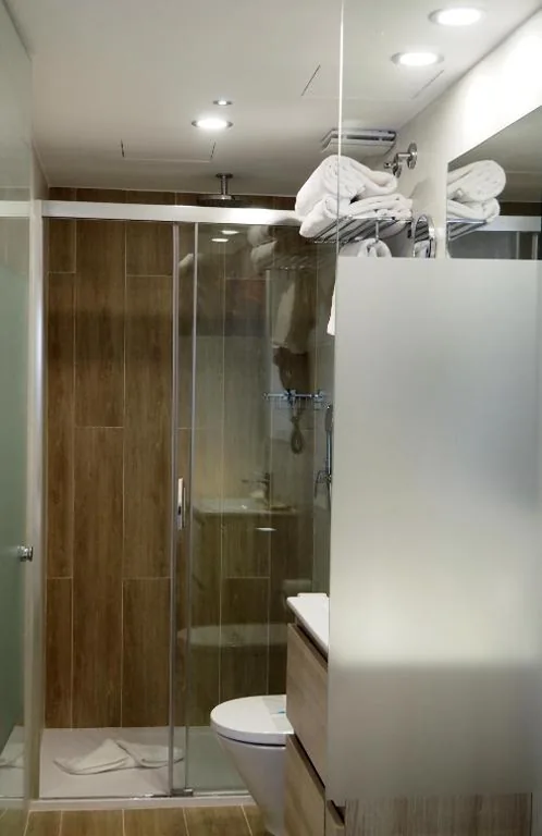 Habitación Triple con baño privado — Hostal Don Suero de Quiñones