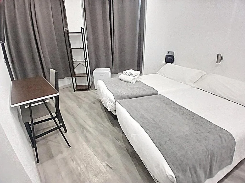 Camera doppia Deluxe - 2 letti — Hostal Doña Isabel