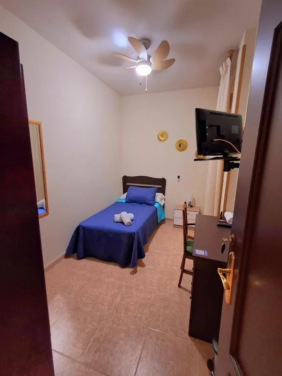 共用バスルーム付きシングルルーム — Hostal Doña María