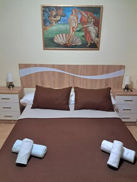 専用バスルーム付きトリプルルーム — Hostal Doña María