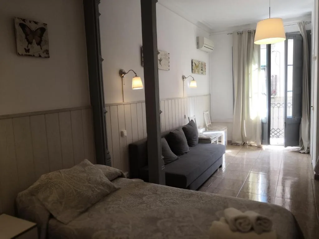 Habitación Cuádruple con baño — Hostal Dragonflybcn