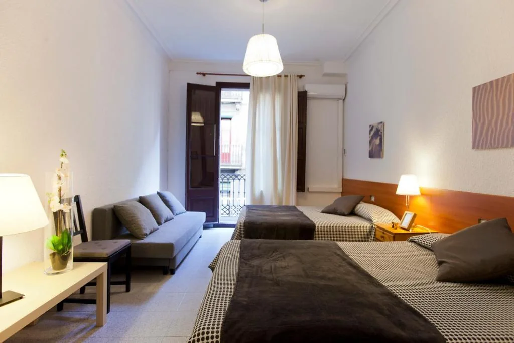 Habitación Cuádruple con ducha — Hostal Dragonflybcn