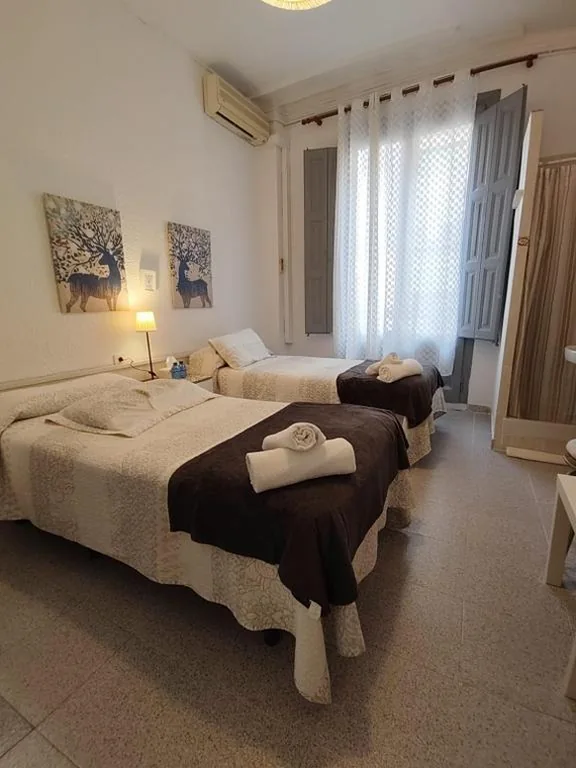 Habitación Doble con aseo compartido - 2 camas — Hostal Dragonflybcn