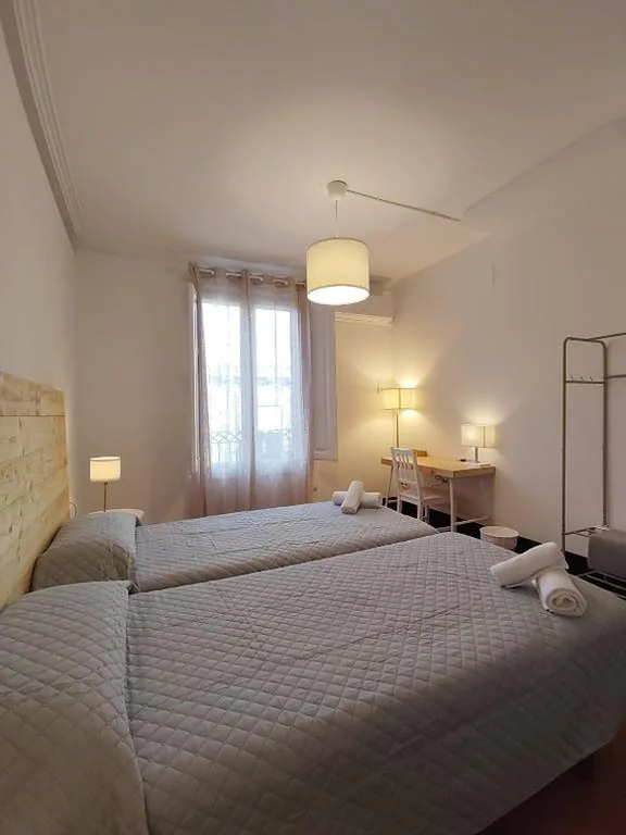 Habitación Doble Económica - 2 camas — Hostal Dragonflybcn