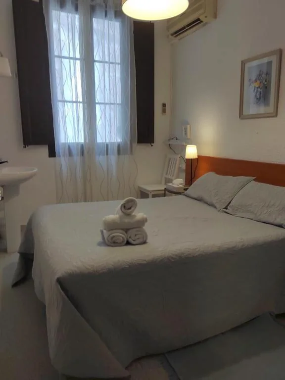 Habitación Doble Económica — Hostal Dragonflybcn