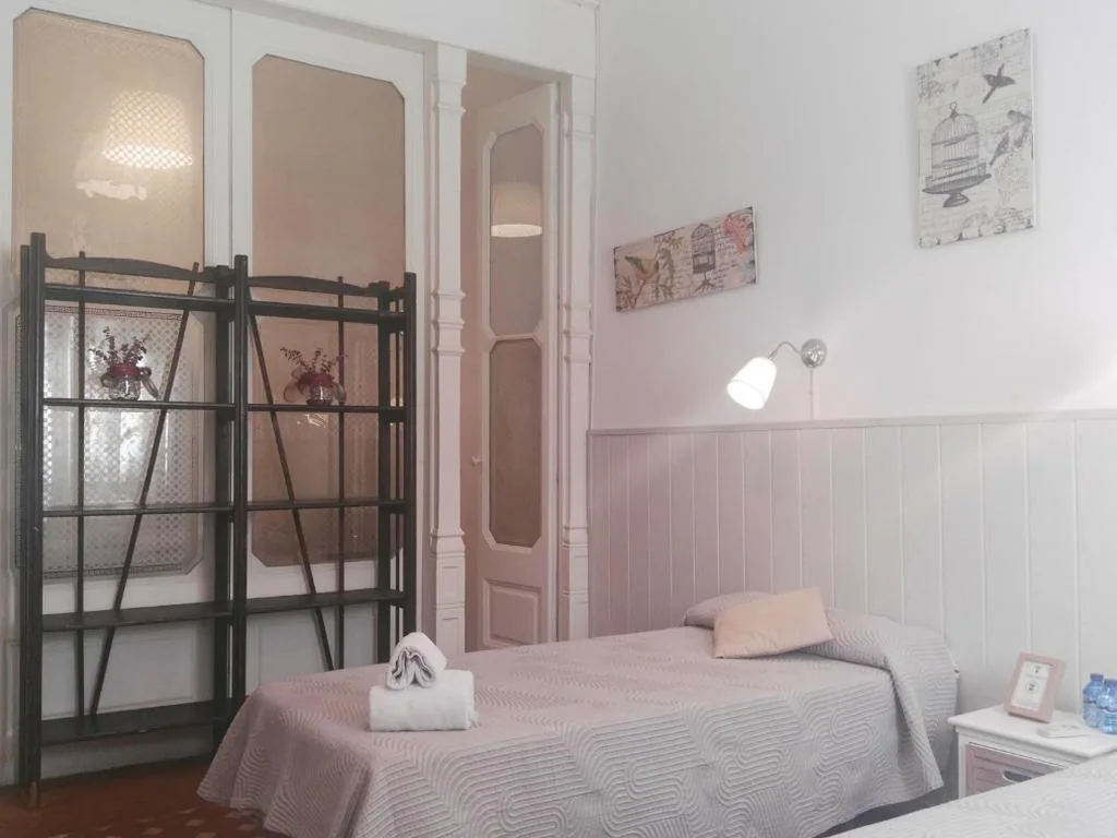 Habitación Triple Económica — Hostal Dragonflybcn