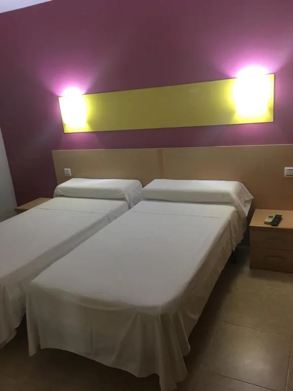 Habitación Doble Básica — Hostal Ducal