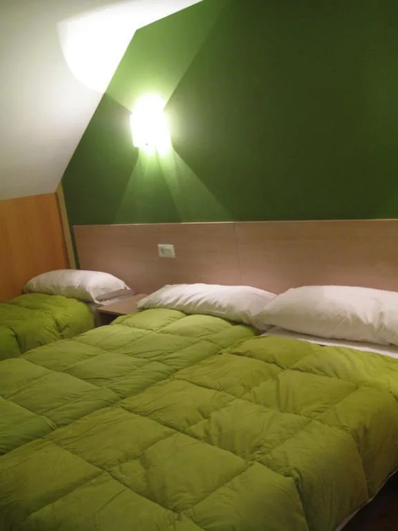 Habitación Triple Estándar — Hostal Ducal