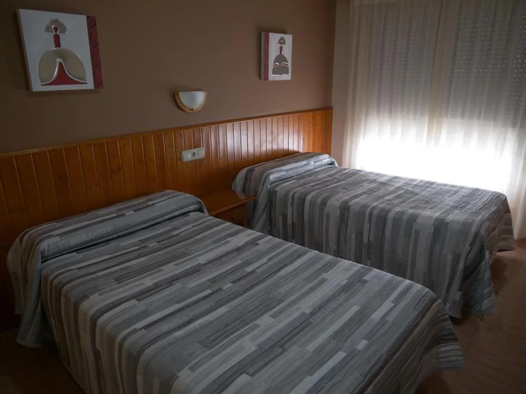 ダブルルーム – ベッド2台 — Hostal Durá