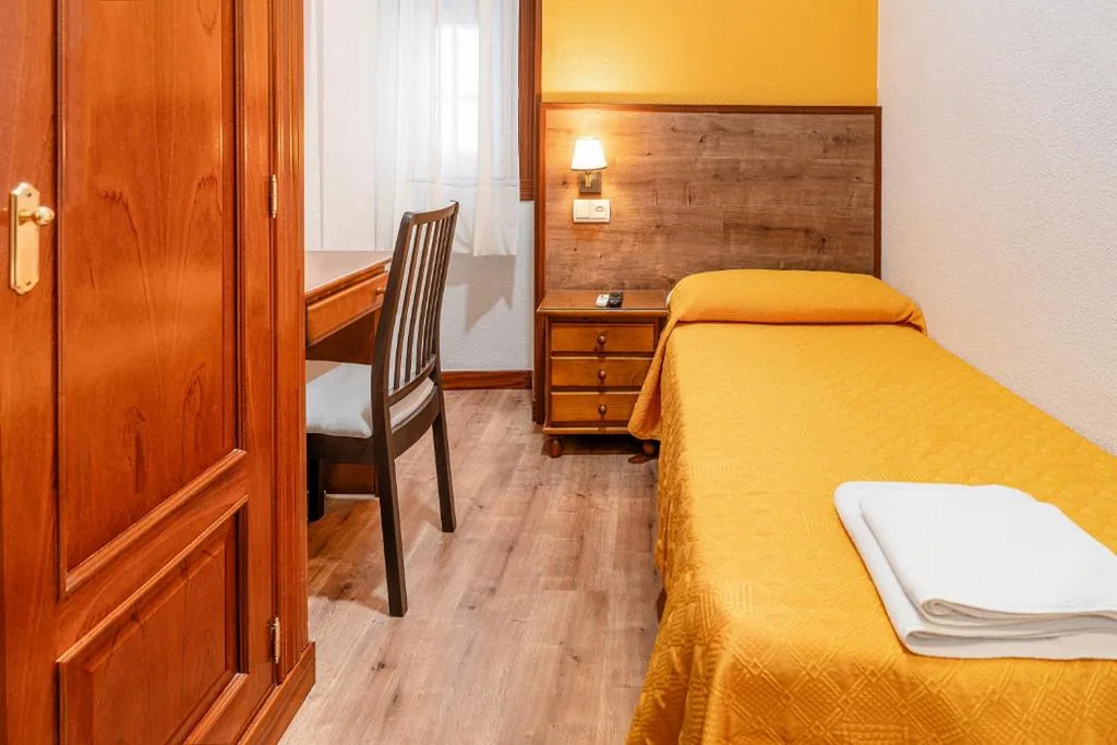 Habitación Individual con baño compartido — Hostal Edreira
