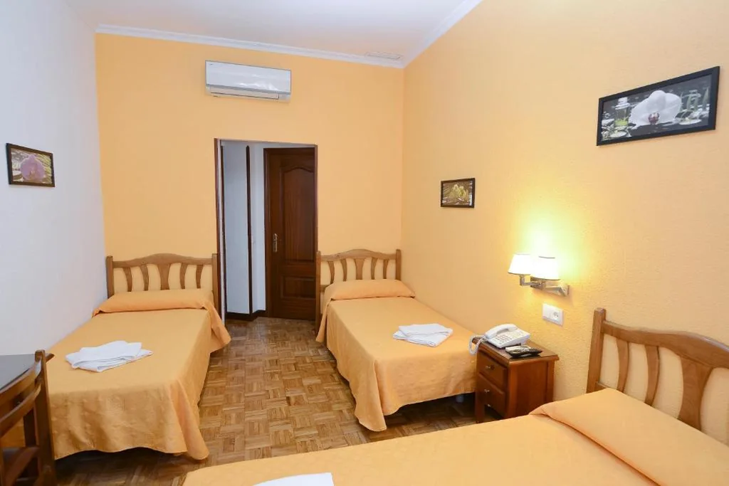 Habitación Triple — Hostal Edreira