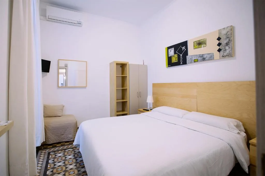 Doppelzimmer mit Innenbalkon und eigenem Bad – 1 oder 2 Betten — Hostal Eixample