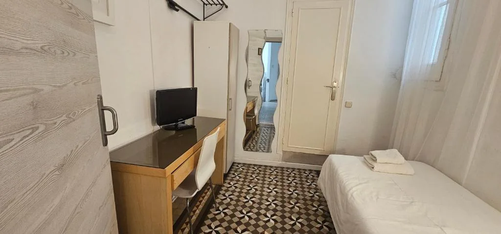 Standard-Einzelzimmer mit eigenem Bad — Hostal Eixample