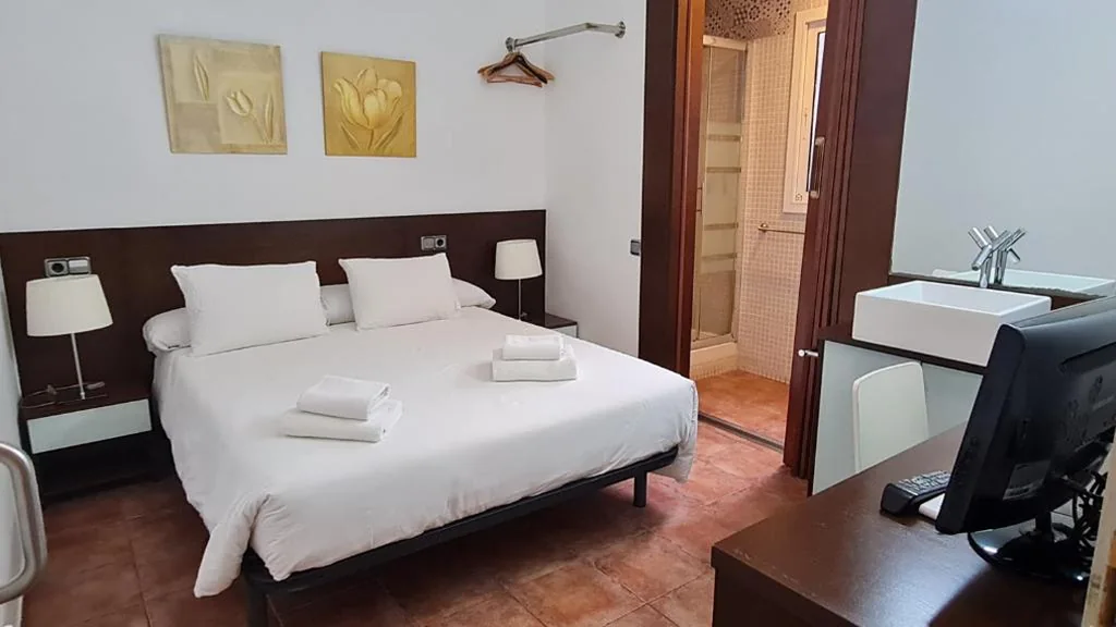 Doppelzimmer innen mit eigenem Bad — Hostal Eixample