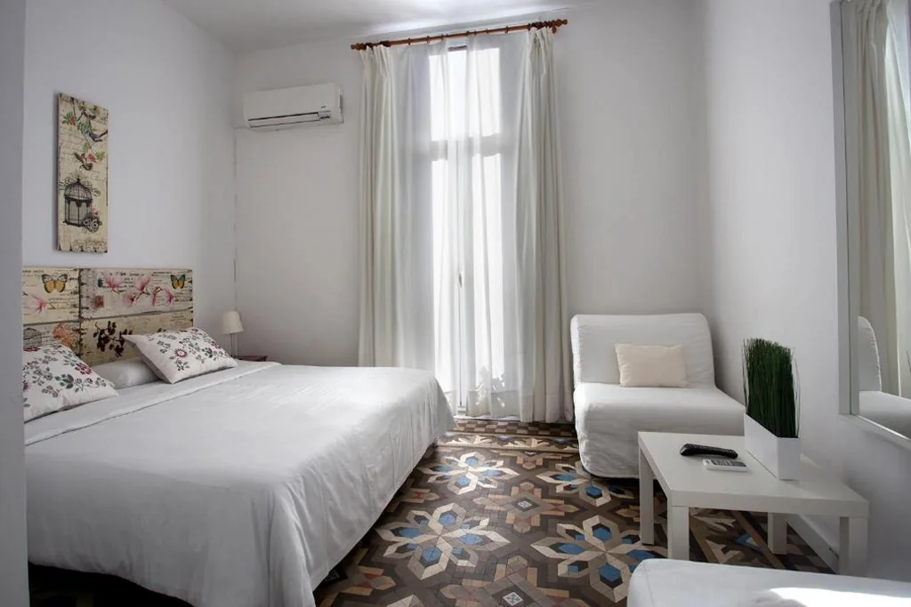 Large Exterior Double Room with private bathroom and balcony — Hostal Eixample