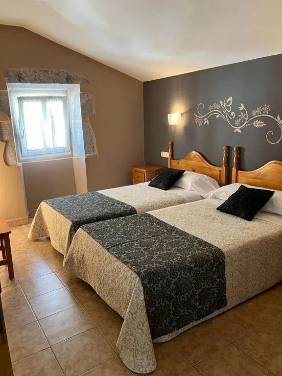 Deluxe Apartment mit 2 Schlafzimmern und Balkon — Hostal Ekaitza