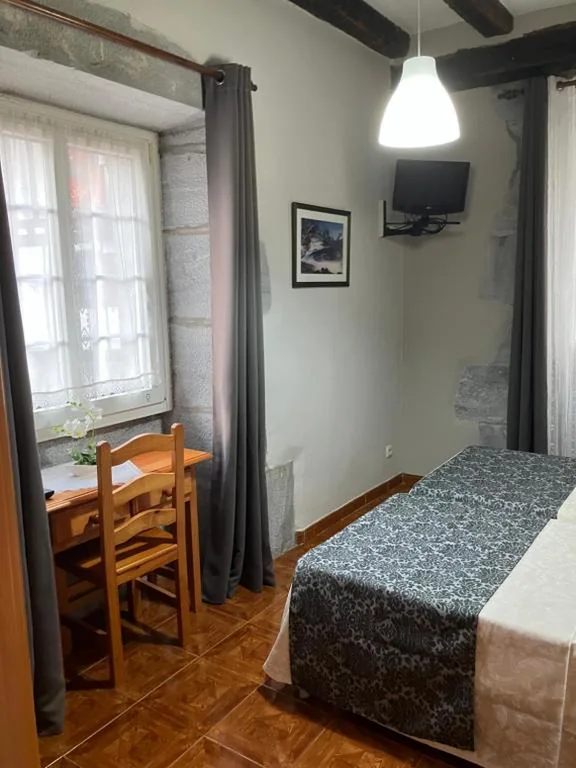 Doppelzimmer mit eigenem Bad und 2 Betten — Hostal Ekaitza