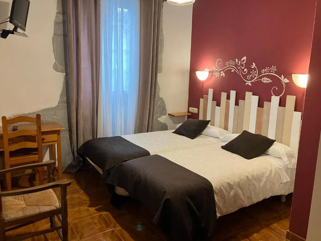 Doppelzimmer mit Dusche und 2 Betten — Hostal Ekaitza