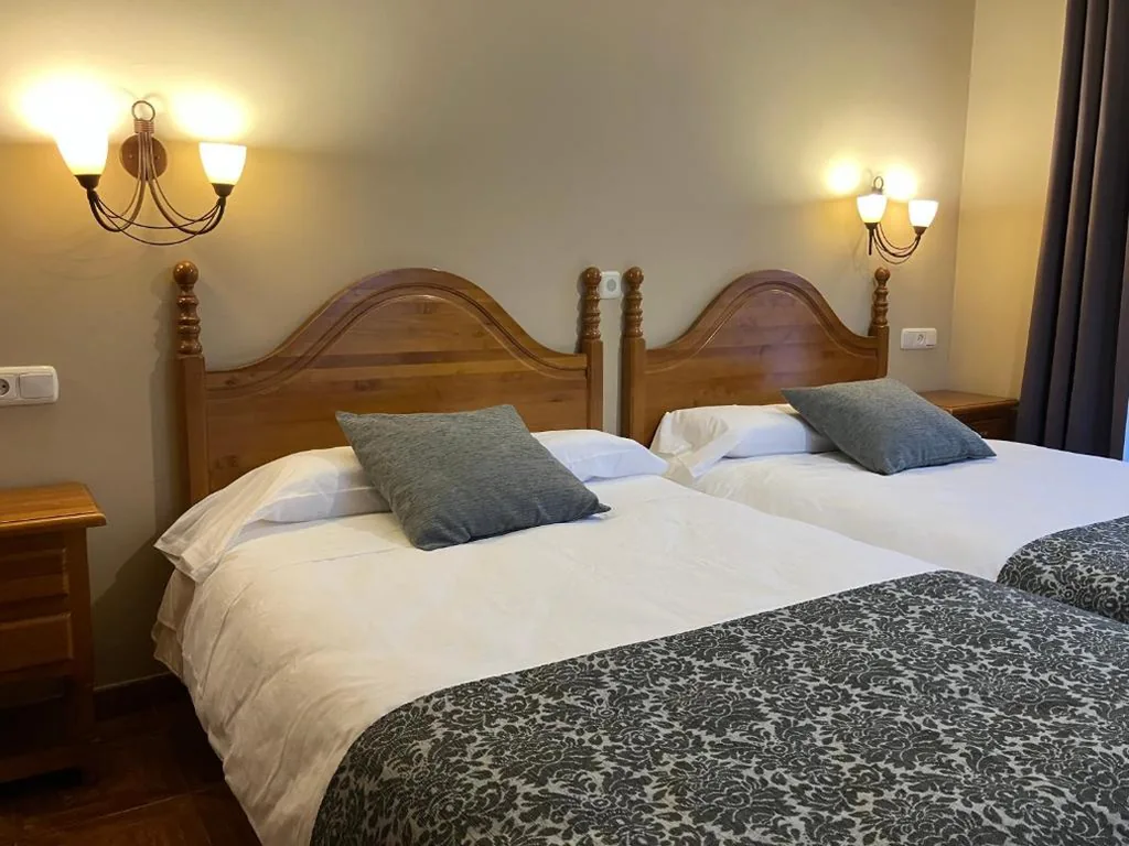 Deluxe Doppelzimmer mit 2 Betten — Hostal Ekaitza