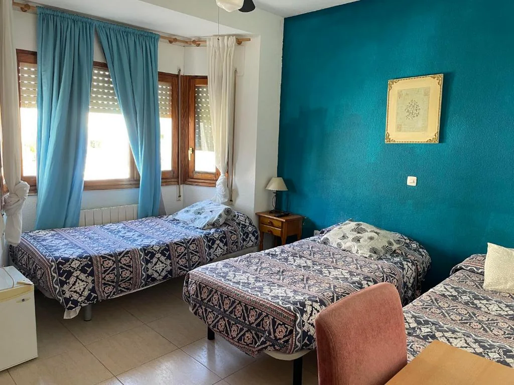 Habitación Triple Básica con baño compartido — Hostal El Alba