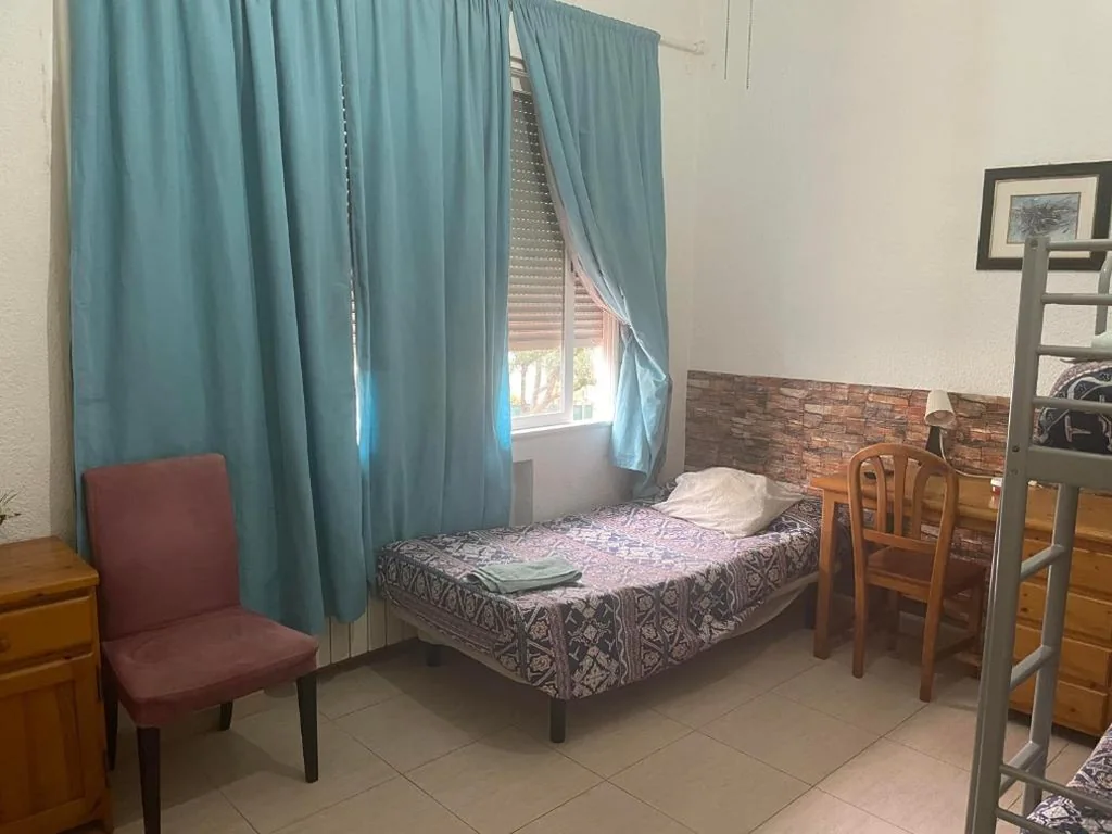 Habitación Triple Básica con baño compartido — Hostal El Alba