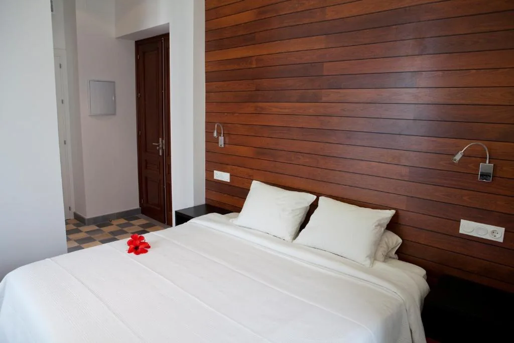 Superior-Doppelzimmer mit Balkon – 1 oder 2 Betten — Hostal El Alojado de Velarde