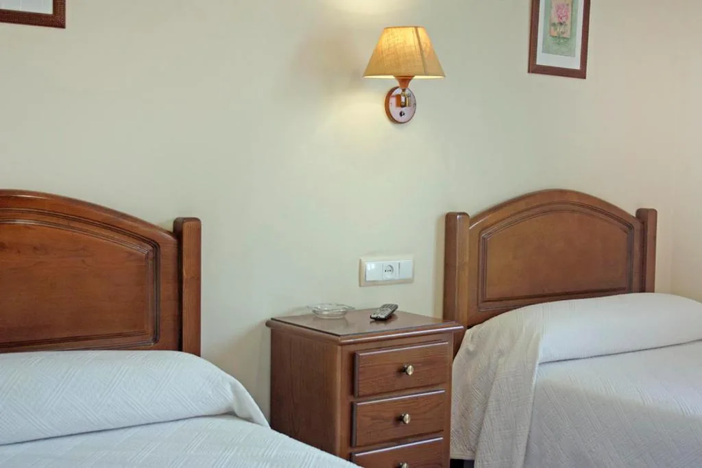 Doppelzimmer mit 2 Betten — Hostal El Aparcamiento