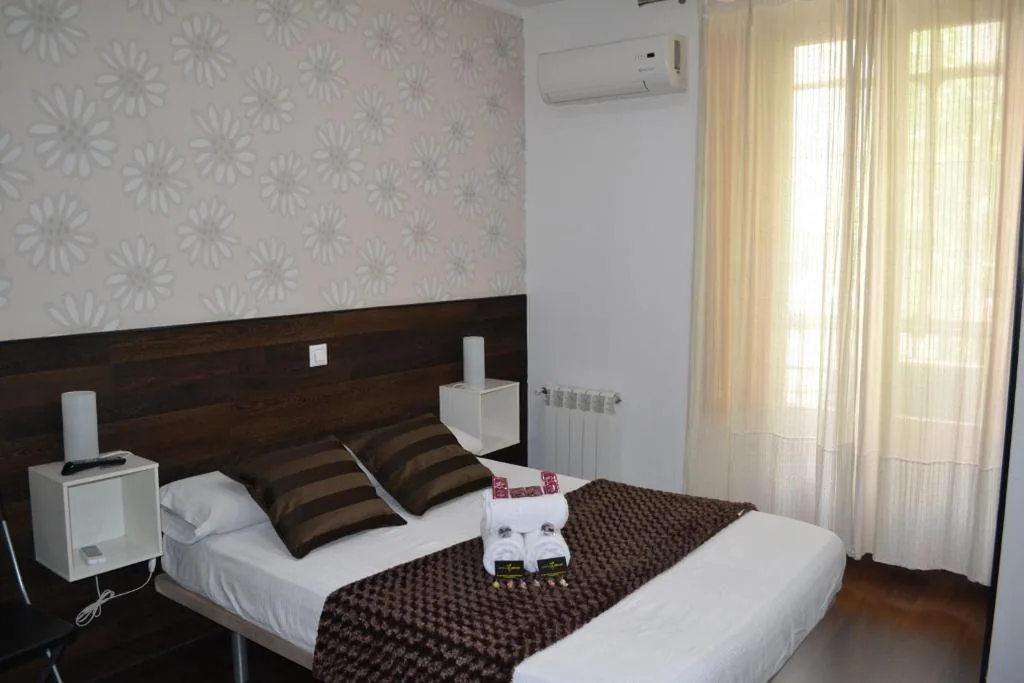 Double Room with City Views — Hostal El Brezo