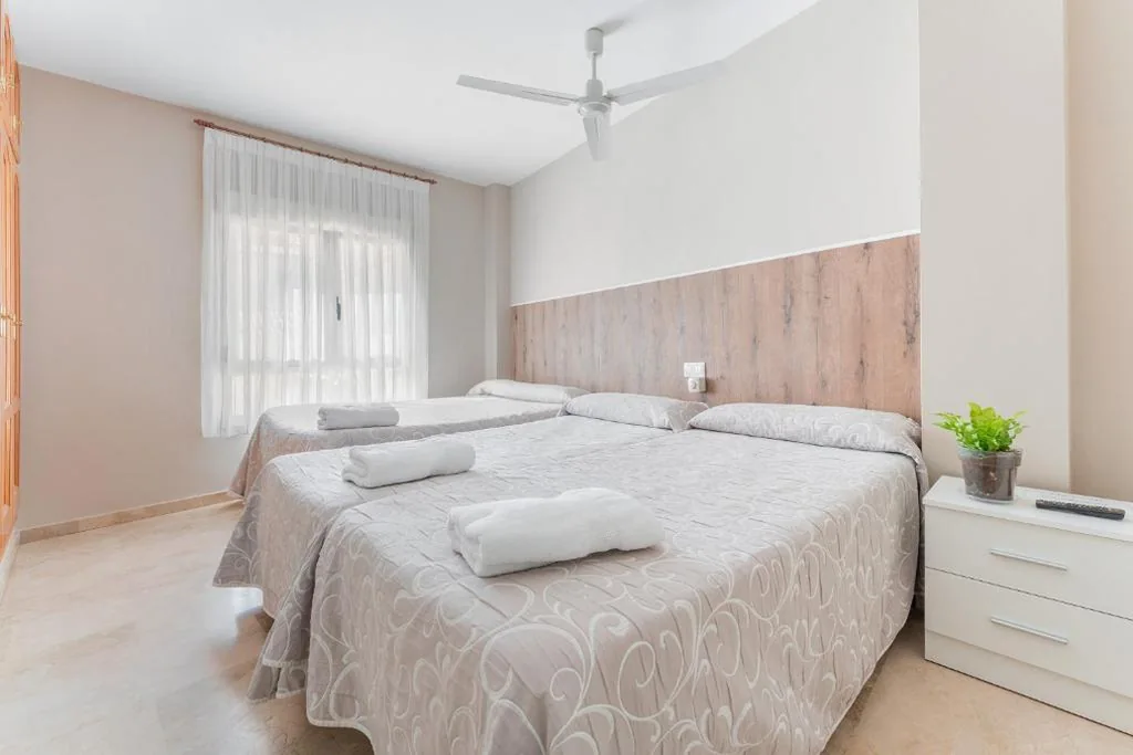 Vierbettzimmer mit eigenem Bad — Hostal El Bugar
