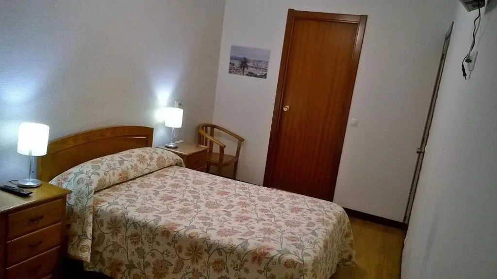 Habitación Doble con baño privado — Hostal El Cairo